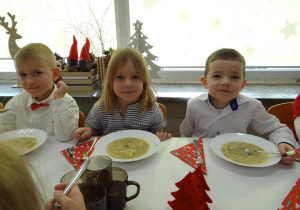 Przedszkolaki podczas posiłku